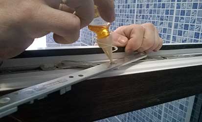 смазка ножниц фурнитуры пластивого окна